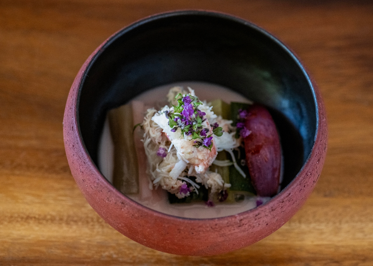 さっぱりとした酸味とコクのある胡麻ミルクのソースで、さまざまな「発酵野菜」を佐渡産のズワイガニとともに楽しめるひと皿。