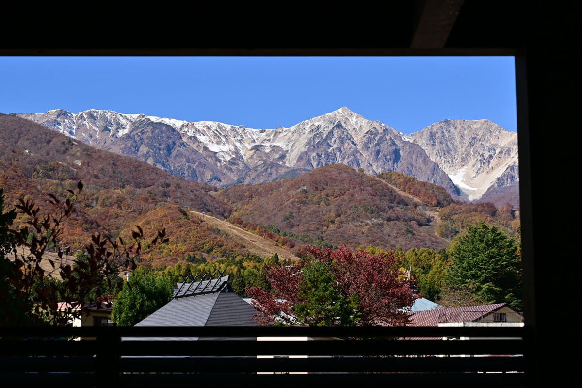 季節により白馬岳に現れ、苗代作業の時期を示す雪形「代搔き馬」も見える。