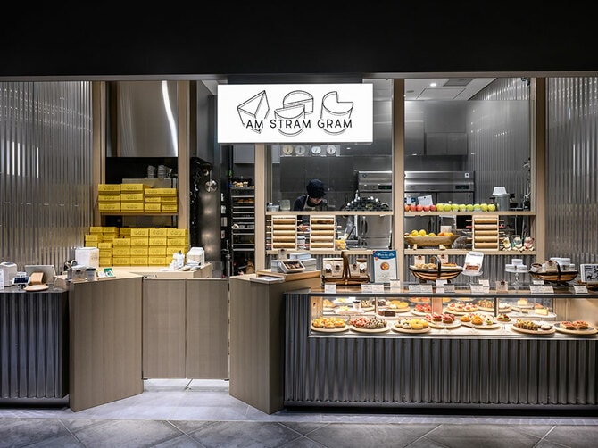 店内のキッチンで次々とタルトを焼いている。