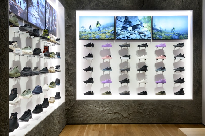 ハイク、マウンテンラン、アプローチとカテゴライズされたフットウェアコーナー。専属のカラーリストによって生み出される表情豊かなカラーリングも、他ブランドにはない魅力。