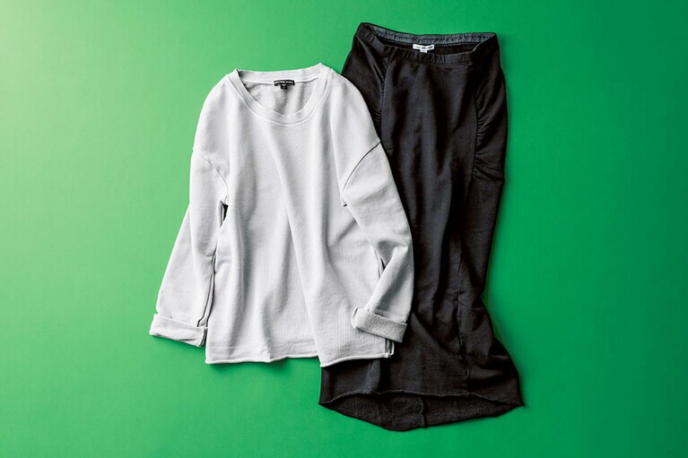 〈左から〉コットンフレンチテリー グレー 26,400円、コットンフレンチテリー シャーリングスカート ブラック 27,500円／JAMES PERSE Aoyama