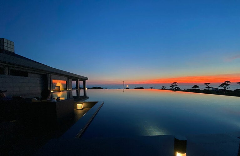 気軽に足湯に浸かれる水のテラスでは、ウェルカムドリンクをいただきながらマジックアワーを迎えることができます。