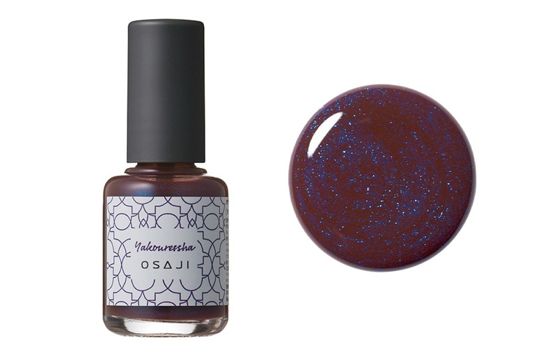 均一な輝きが出たり、色ムラなく仕上がる機能面も優秀なネイル。ネイルカラーが乾燥するときの収縮状態が起こりにくい処方で、圧迫感を感じさせないなど、爪への配慮が嬉しい。ディルシード由来の保湿成分も配合。オサジ アップリフト ネイルカラー 601 Yakouressha〈夜行列車〉（数量限定）。ブルーラメが美しくミステリアスな魅力を放つ。限定2色、新3色 各10mL 2,090円／OSAJI（4月9日発売）