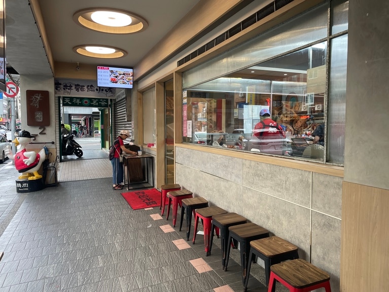 こちらの写真を撮影したのは水曜日の15:30。ランチタイムを逃したときこそ狙い目の一軒です。