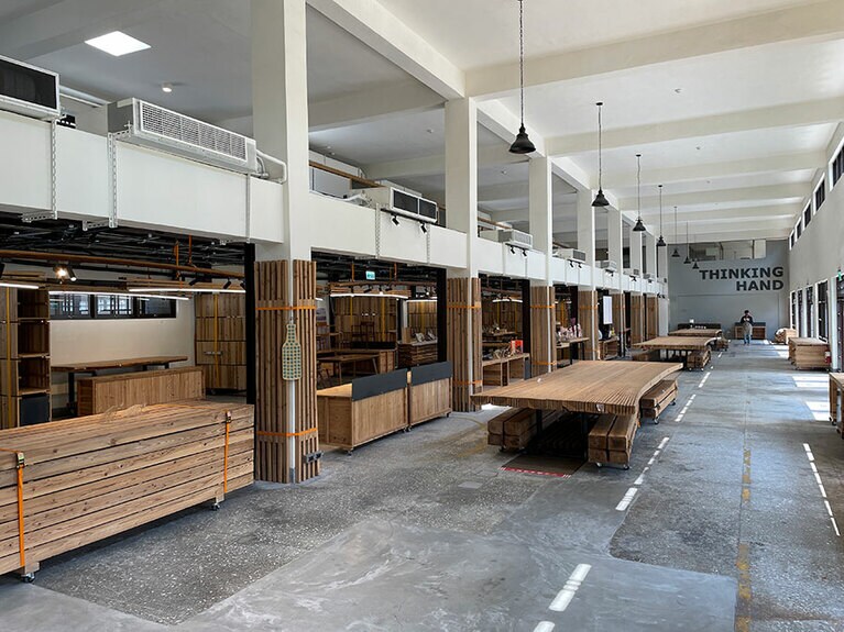 さらに奥には、展示・販売スペースが広がっています。製作者たちの生の声を聴きながら買い物できるのがうれしい。