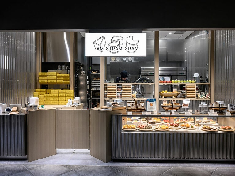 店内のキッチンで次々とタルトを焼いている。