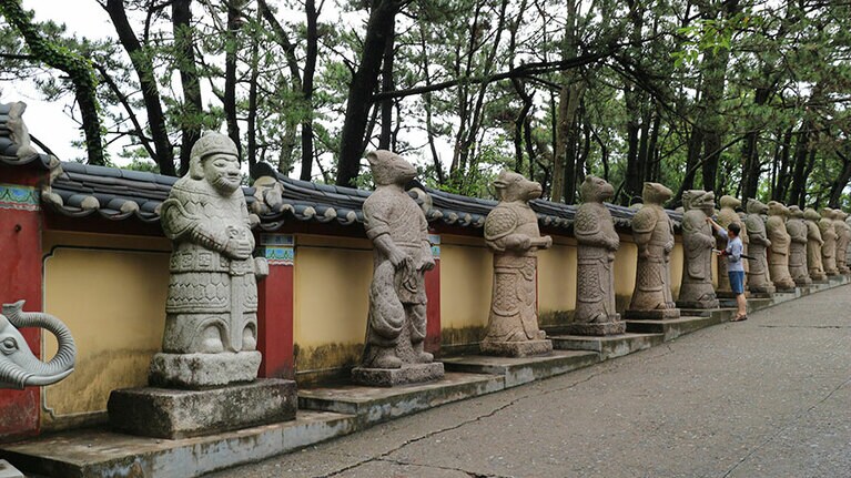 十二支の石像。自分の干支の前で記念撮影したくなる。