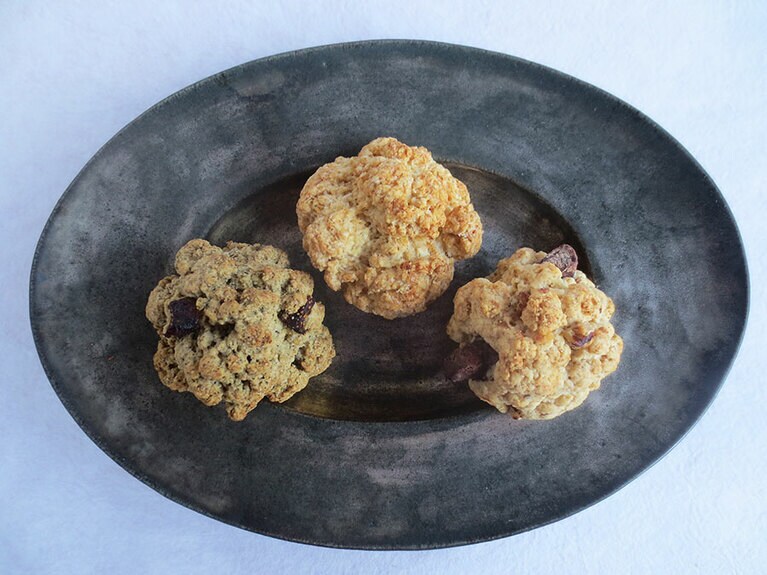 全粒粉スコーン3種類。上から時計回りで「プレーン」1個270円、「チョコくるみ」300円、「いちじくと紅茶」320円。