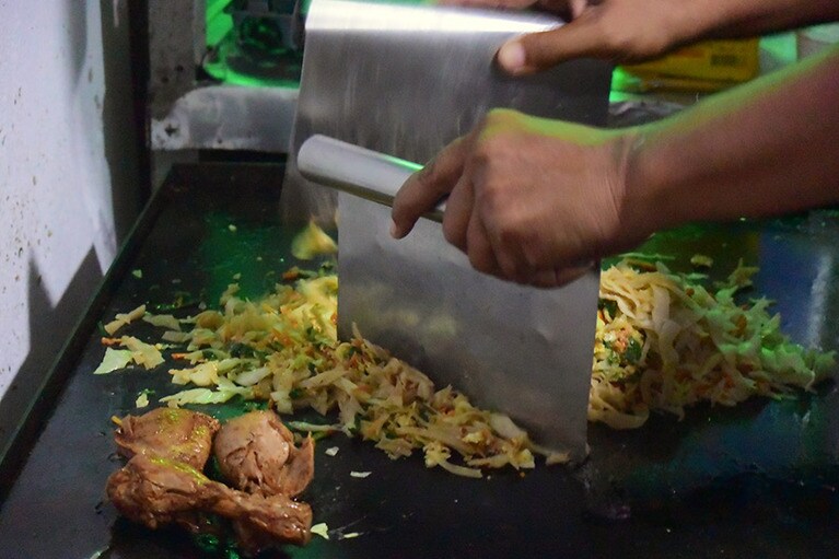ロティを加えた後、カンカンカンカンと小気味いいリズムで、みじん切りにしながらミックスしていきます。