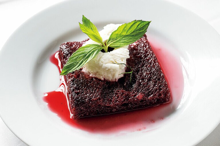 さくらんぼのシロップに浸したケーキ 250トルコリラ。