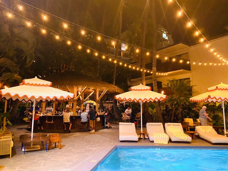 夜はオレンジ色にライトアップされ、レトロなムードもさらにアップ。