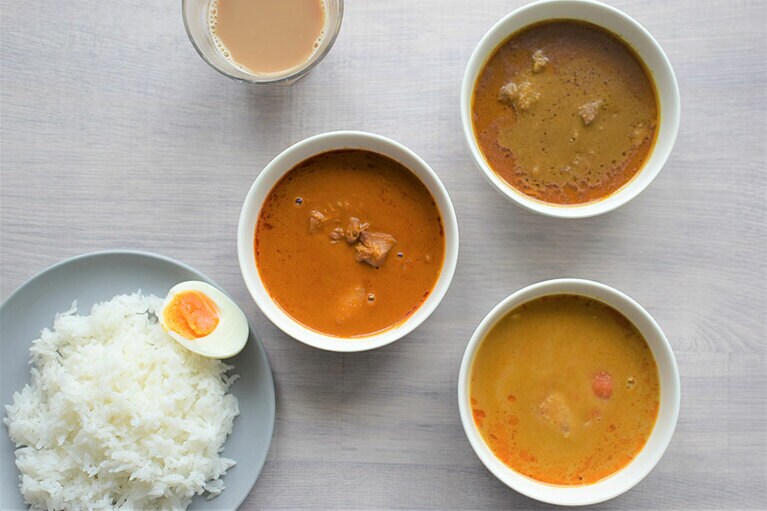 右上より時計回りで、ビーフルンダン、マサレマ、カリアヤム。一番カレーらしい色はビーフルンダン。カリアヤムはトマト、マサレマはココナッツミルクの色がきいている。