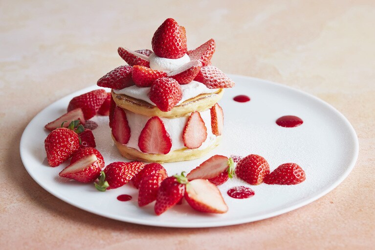 モア ストロベリーガーデンパンケーキ 1,780円。｢ストロベリーガーデンパンケーキ｣に更に苺をトッピングした、苺好きにはたまらない豪華な一皿。