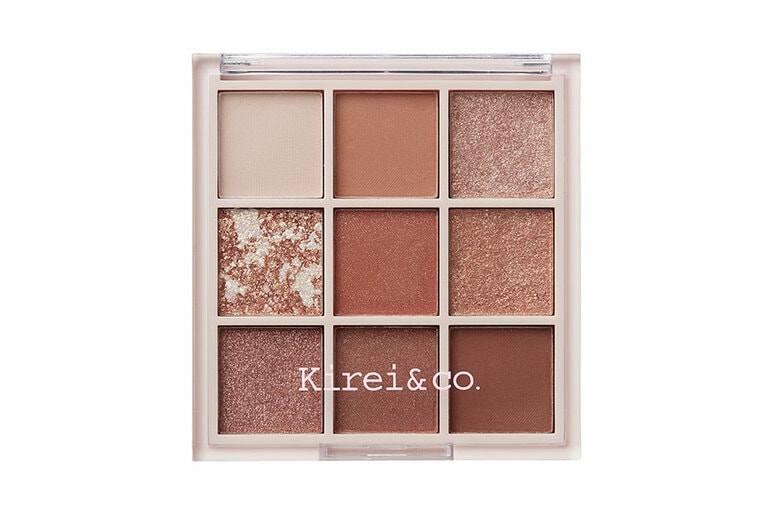 マットカラーをメインにすればヌードカラーメイクやオフィス仕様、右上のグリッター入りブラウンや中段左の金箔風カラーを生かせば夜遊び仕様に。アイシャドウパレット02キャラメルブラウン。