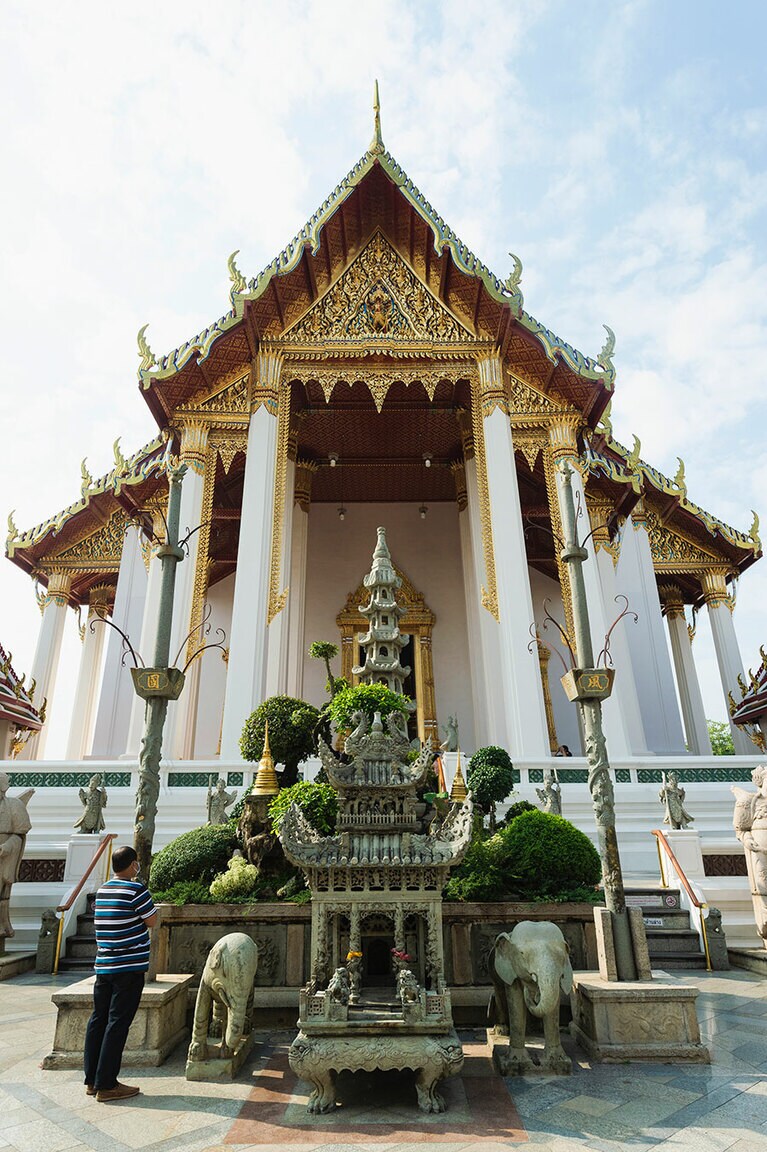 礼拝堂の前にある中国風の大きな置物は、船の重石代わりに清から運ばれてきたもの。