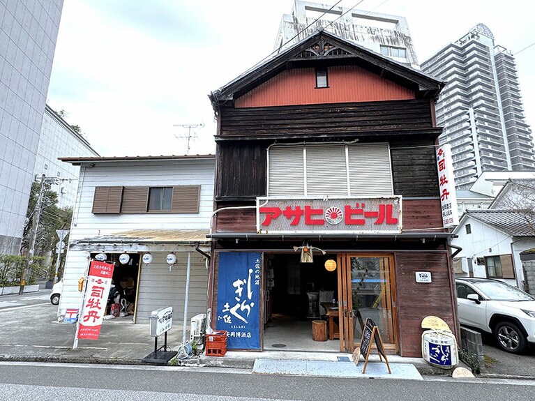 ホテルのすぐ隣にある「安岡酒店BLUES」。