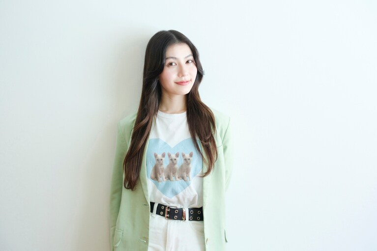 自作のTシャツには子猫時代のライオネルが並ぶ。