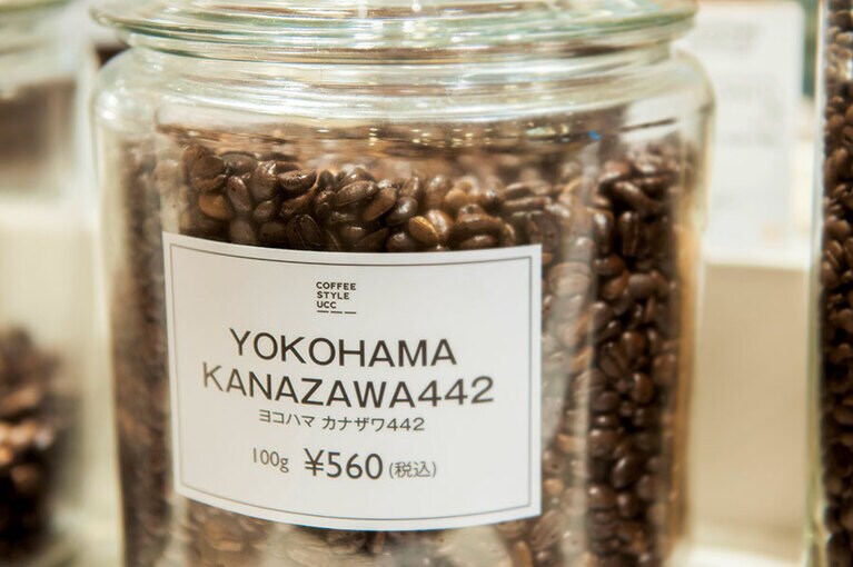 横浜市18地区をイメージしたブレンドコーヒーは、横浜みやげとしても人気。現在、金沢、南、磯子、港北、青葉の5区と、店舗エリアの南幸の6種類があり、残りの区も順次発売予定。例えば「金沢」は文化的な街のイメージで、ちょっぴり大人っぽいビタースイートな味わい。異国情緒のある下町「南」は、コーヒーらしい苦味をベースに甘酸っぱさを感じる、バランスのよさが特徴。