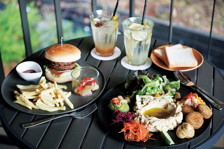 “天風てらす特製米粉バンズのクラフトバーガー（大豆ミート）” 2,300円、“天風ブッダボウル 米粉パンセット” 2,300円など。