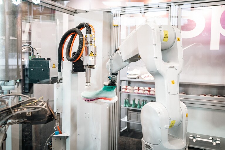 ライトスプレーを使い、片足およそ3分で自動的にシューズが生み出されていく過程を観ることができる。