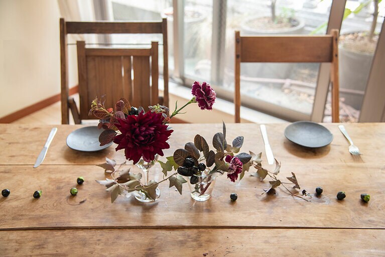 2人だけのミニパーティはコップ2つでコンパクトに。