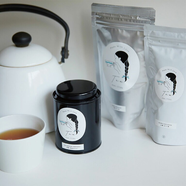 「出雲 茎ほうじ茶」(ティーバッグ 2.5g×10P)648円、MWL ORIGINALS 「伊勢茶／煎茶 わたらい」(リーフ・缶入り40g)1,836円／MWL STORE