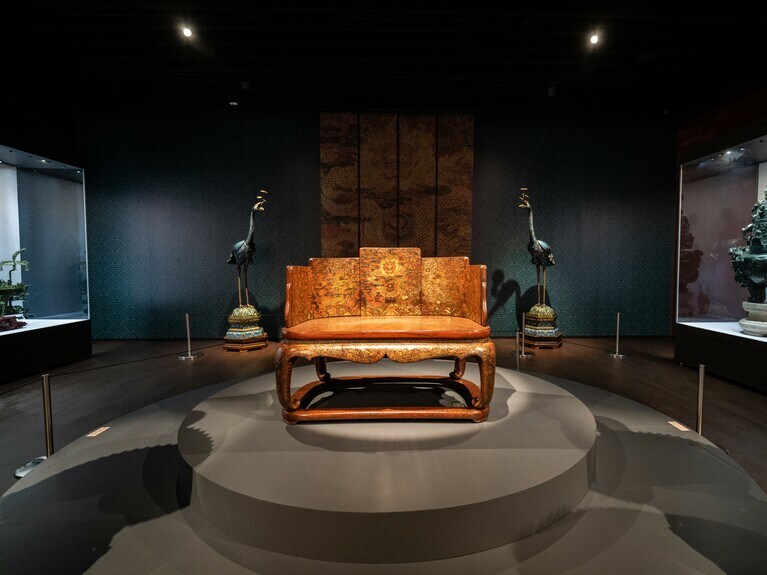 金と漆で絢爛に仕上げられた清朝（西暦1662～1722年）の「龍の玉座」。