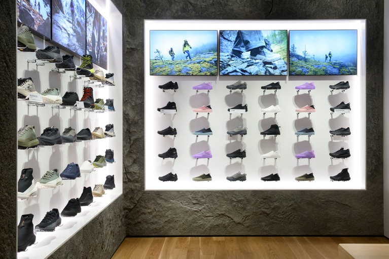 ハイク、マウンテンラン、アプローチとカテゴライズされたフットウェアコーナー。専属のカラーリストによって生み出される表情豊かなカラーリングも、他ブランドにはない魅力。