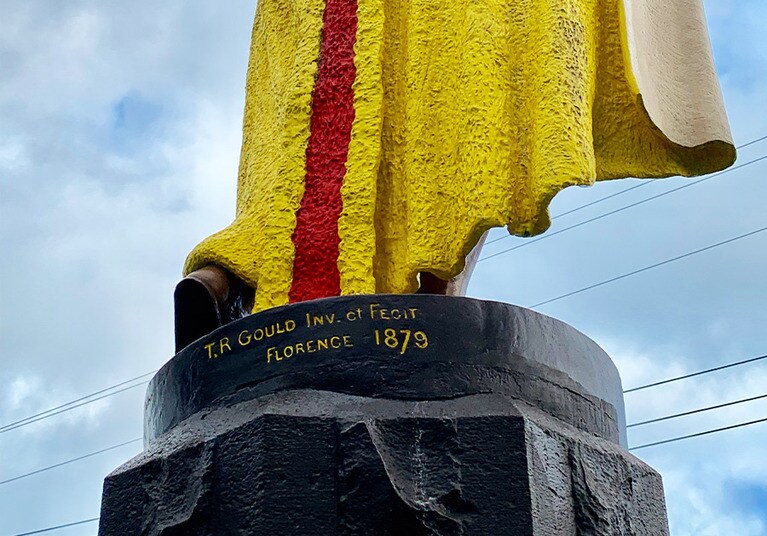 大王像の後ろには「1879年」と造られた年が刻まれている。