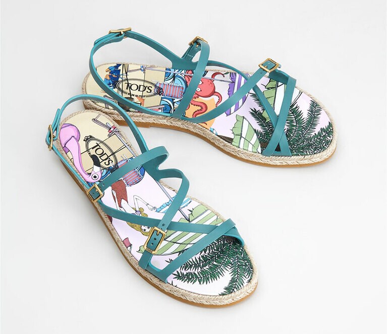 サンダル H2cm 83,600円。三越伊勢丹限定。