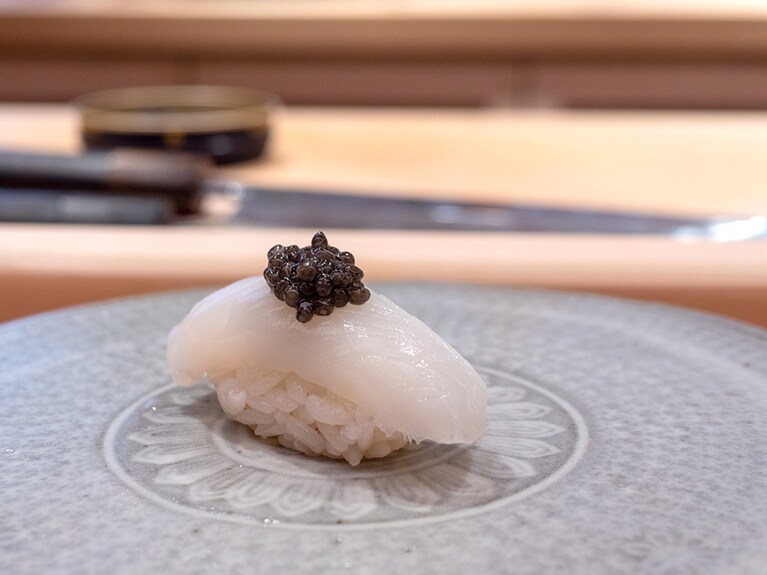 白と黒のコントラストが美しいイカのキャビア添え。