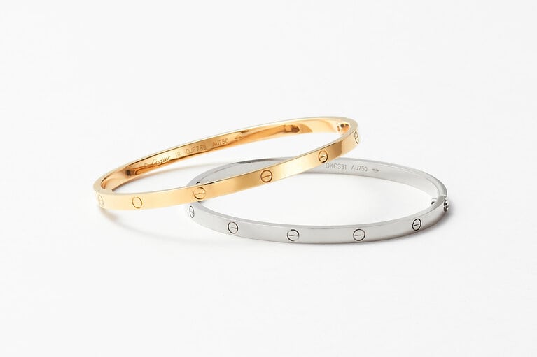 「LOVE」ブレスレット 左（YG）748,000円　右（WG）803,000円／ともにカルティエ（カルティエ カスタマー サービスセンター）