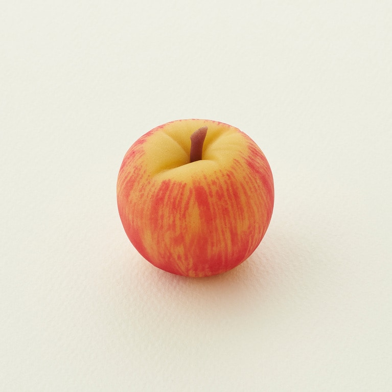 羊羹製「林檎形（りんごがた）」540円。販売期間は11月16日（日）～30日（日）。