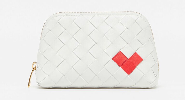 「ビューティーポーチ」121,000円。