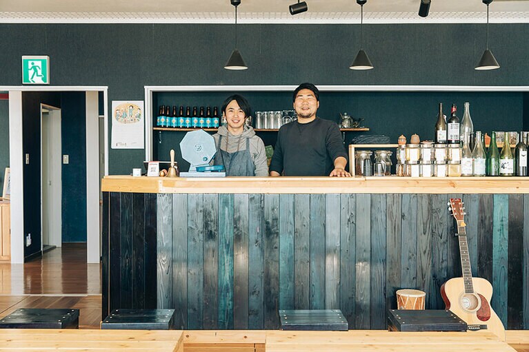 「DENIM HOSTEL float」のラウンジはドリンクや軽食が楽しめる。