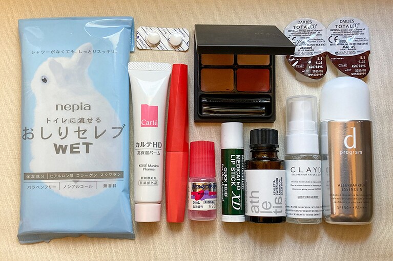 先生の教えをもとにスキンケアセットを作ってみました。トイレや肌を拭くのにも使えるシートや保湿用のバーム、日焼け止め、マウスウォッシュ、常備薬など。