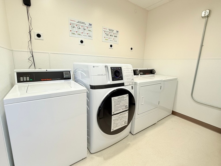 洗濯機、乾燥機はそれぞれ1回2.5ドル。