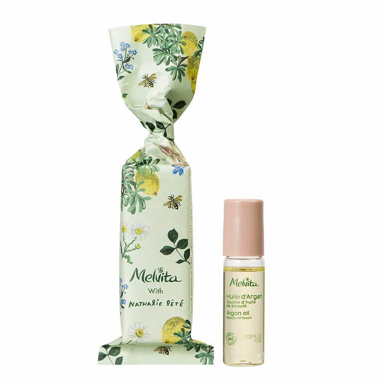 目元や口元、ネイルにも塗りやすいロールオンタイプのスキンケアオイル。グリーンの方は、100％自然由来のアルガンオイル。2022 アルガン タッチオイルNL 10mL 1,980円(2022年12月25日まで期間限定発売中)／メルヴィータ