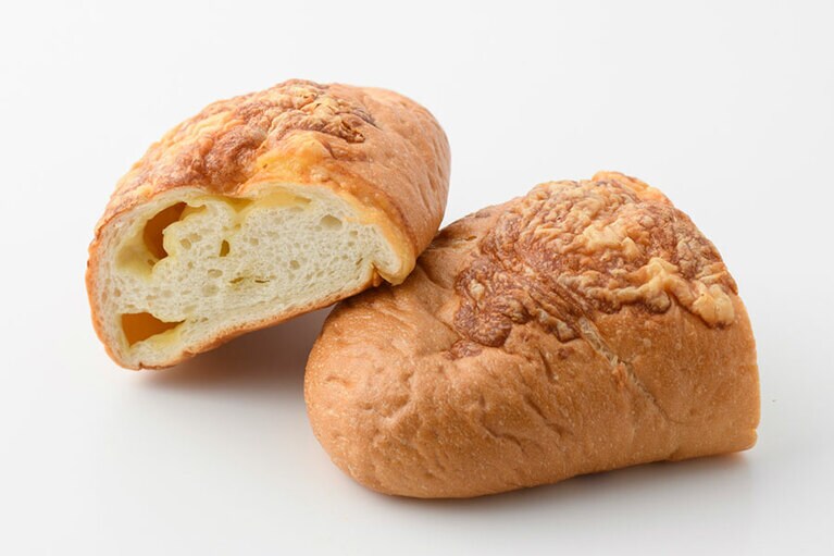 チーズフランス(ハーフ) 各300円。