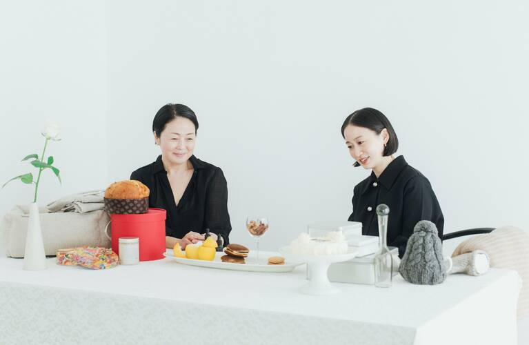 左から：スタイリストの伊藤まさこさんとフードエッセイストの平野紗季子さん。
