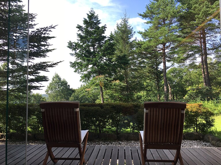 HOTEL KURBIO［群馬／草津温泉］ラウンジからの緑豊かな眺め。