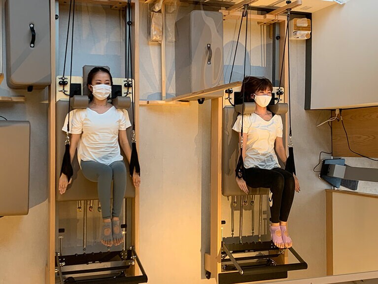 左がインストラクターの金原麗子さん、右が店長の南埜彩香さん。