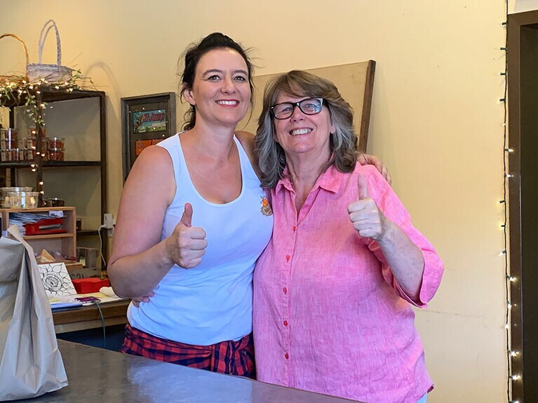 姉妹で農園を経営するマリエ・ロディンさん(左)とそのお母さん。アーモンドバターはマリエさんの手作りだという。