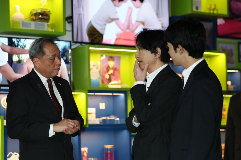 2025年、大阪・完成万博では悠仁さまとタイ館を視察された　©JMPA