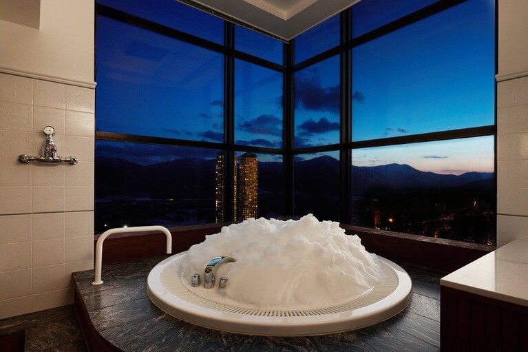 雲のような泡に包まれ、夜空を眺めながら至福のバスタイムを。