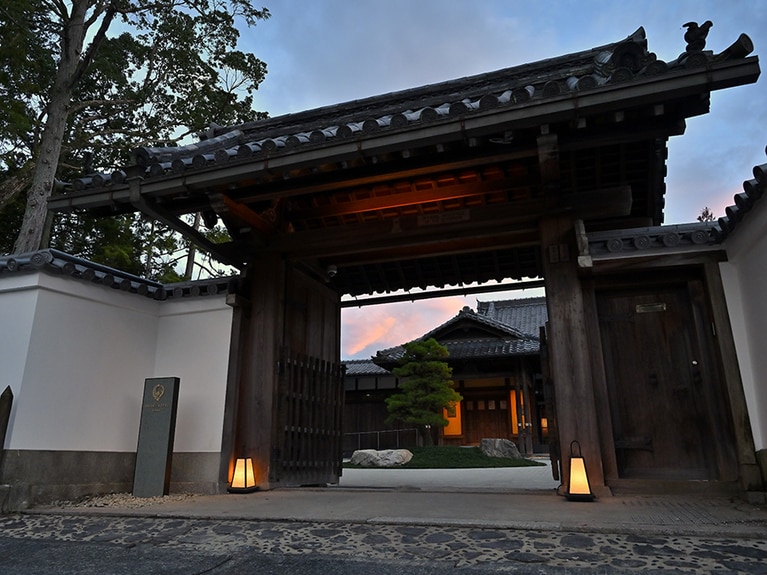 周囲の景観に溶け込むエントランス。ここがホテルだと気づかない人も……。