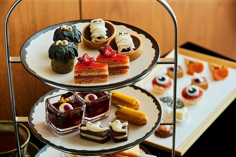 愛らしいモンスターを表現した抹茶ロールケーキなどのスイーツが並ぶ。