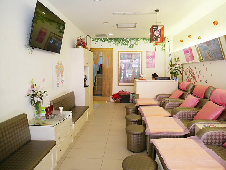 お店は4階建て。1階は足つぼマッサージのスペースでアットホームな空間。