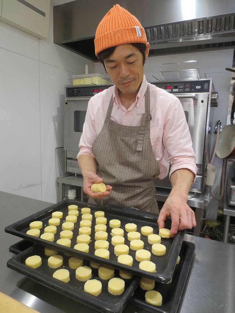 お菓子を作る宮谷彬右(はるのぶ)さん。