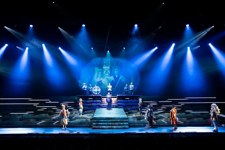 装置、映像、照明が一体となり独自の世界を形成。